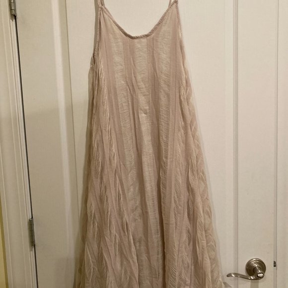 Italian Dress Beautiful Flowing tan, long O/S , fits 6- 10 - Picture 2 of 3
